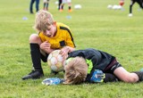 Skadet spiller, medspiller hjælper Skadet spiller, medspiller hjælper